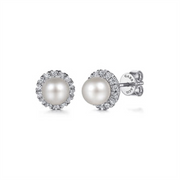 The Gabriel & Co 14K diamond and pearl studs (SN: S2079323) feature round white pearls at the center, each encircled by sparkling diamonds set in 14K gold.