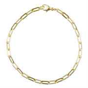 The Rembrandt Charms paperclip SMALL 8' GP is a gold chain bracelet with rectangular, paperclip links and a lobster clasp closure. Its design is simple and elegant, featuring uniform, polished links that are perfect for a chic look.